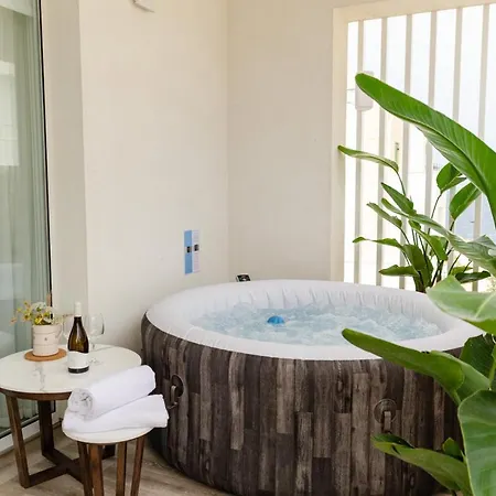 Apulialux Seaview Prestige Apt / Jacuzzi + Parking * 滨海波利尼亚诺